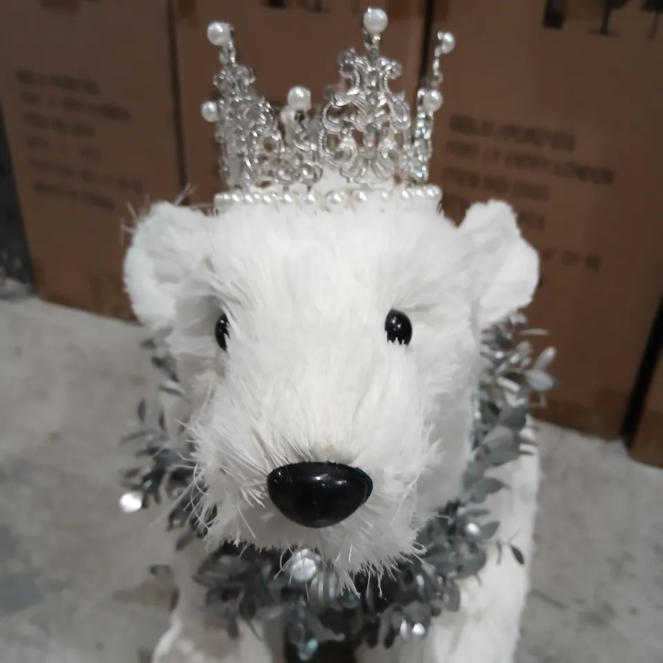 BOXED GISELA GRAHAM LONDON DECORATIVE WHITE POLAR BEAR PLUSH FIGURE WITH CROWN AND SILVER FOLIAGE GARLAND