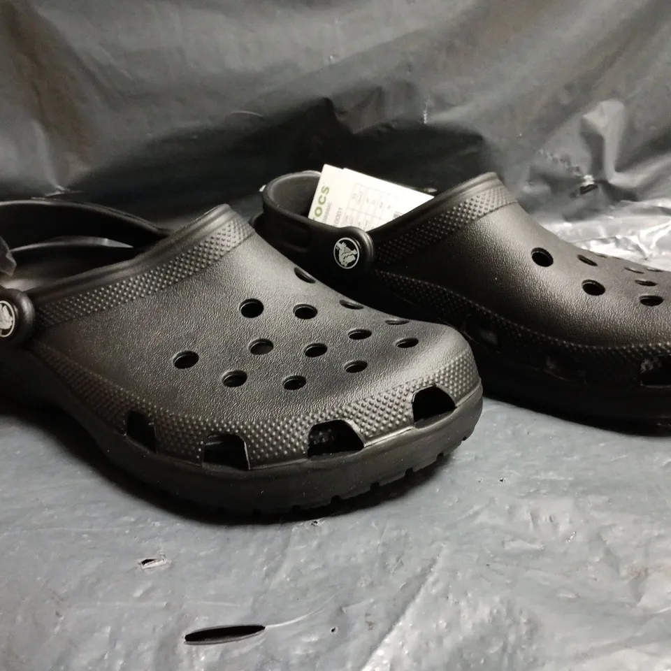 PAIR OF CROCS CLASSIC CLOGS IN BLACK SIZE UK M4/W5