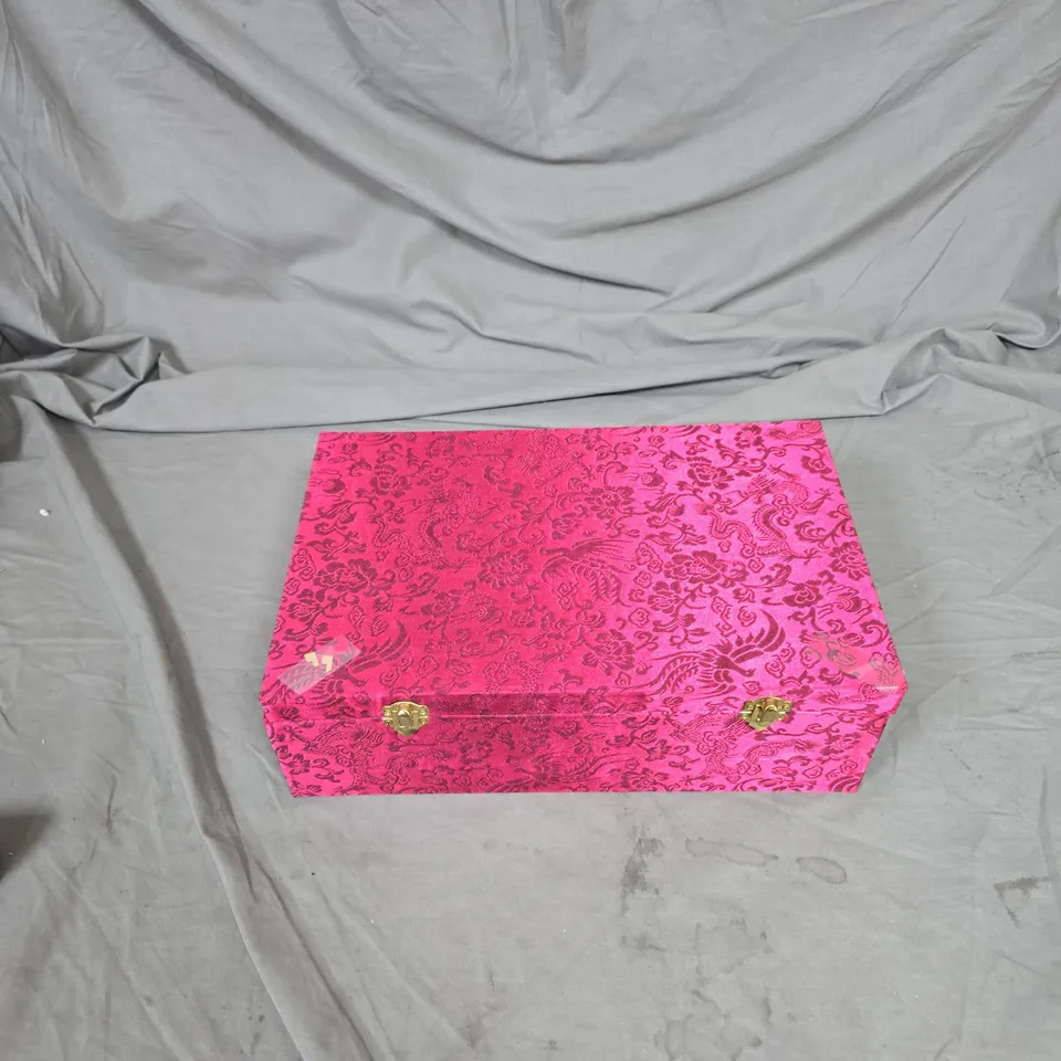 CHINESE CARVED WOODEN DISPLAY SET WITH LACQUERED ORB AND GUARDIAN LIONS, IN PINK PRESENTATION BOX