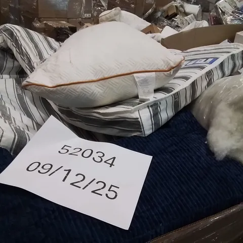 PALLET CONTAINING LARGE QUANTITY OF PILLOWS 