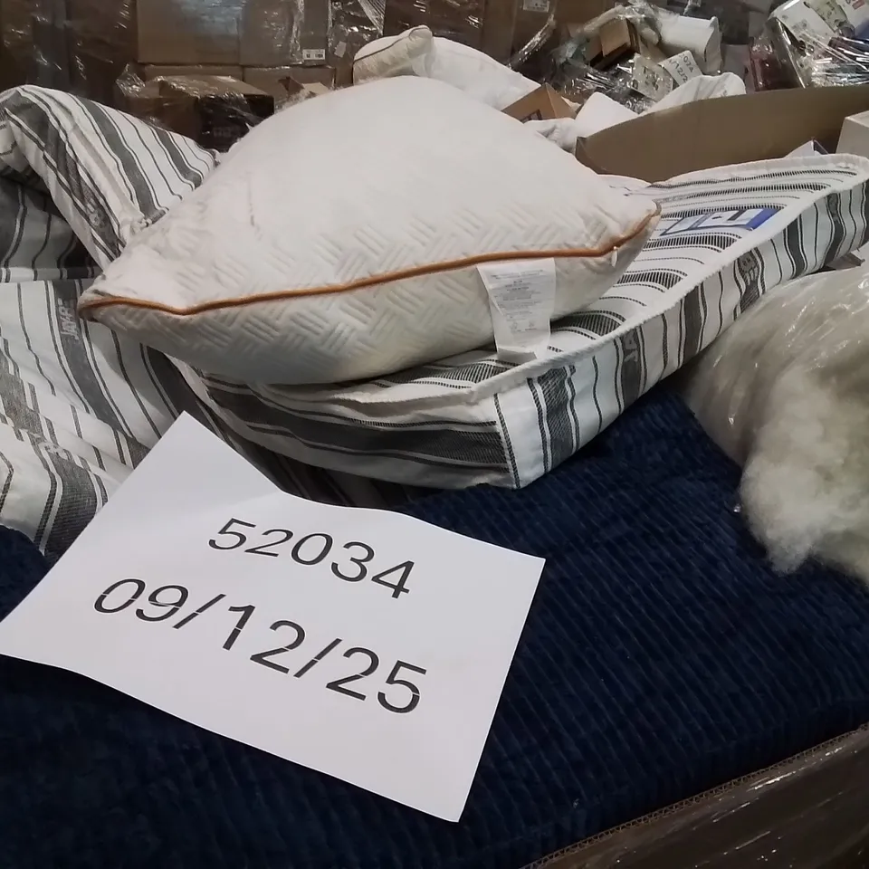 PALLET CONTAINING LARGE QUANTITY OF PILLOWS 