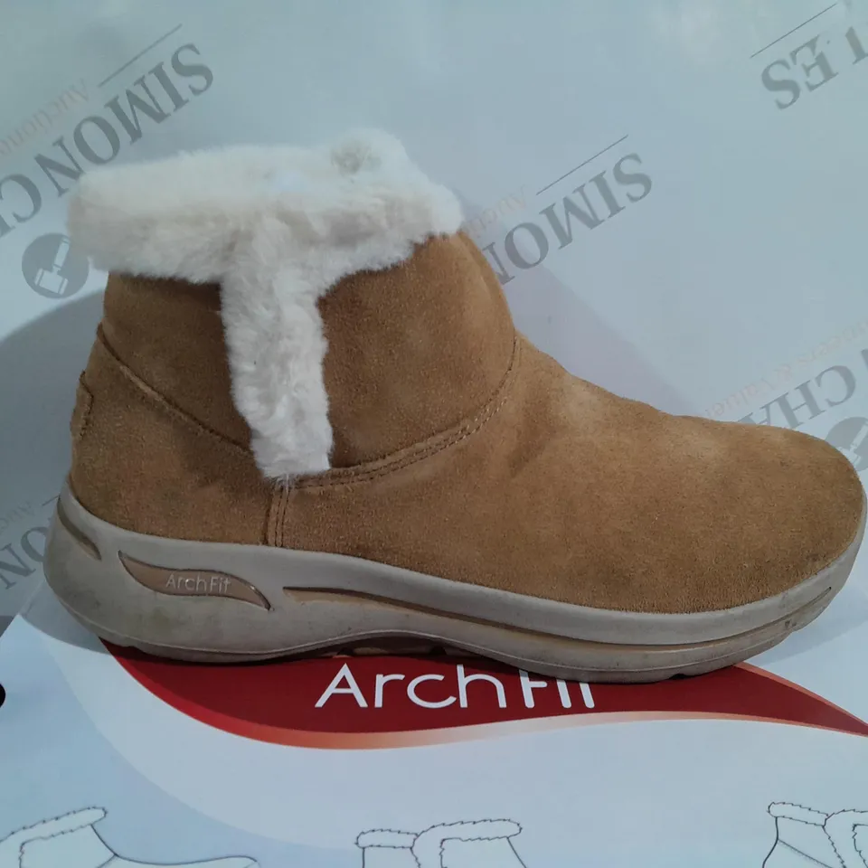 BOXED PAIR OF SKECHERS GO WALK ARCH FIT SUEDE CHUGGA BOOTS IN CHESTNUT - SIZE 6