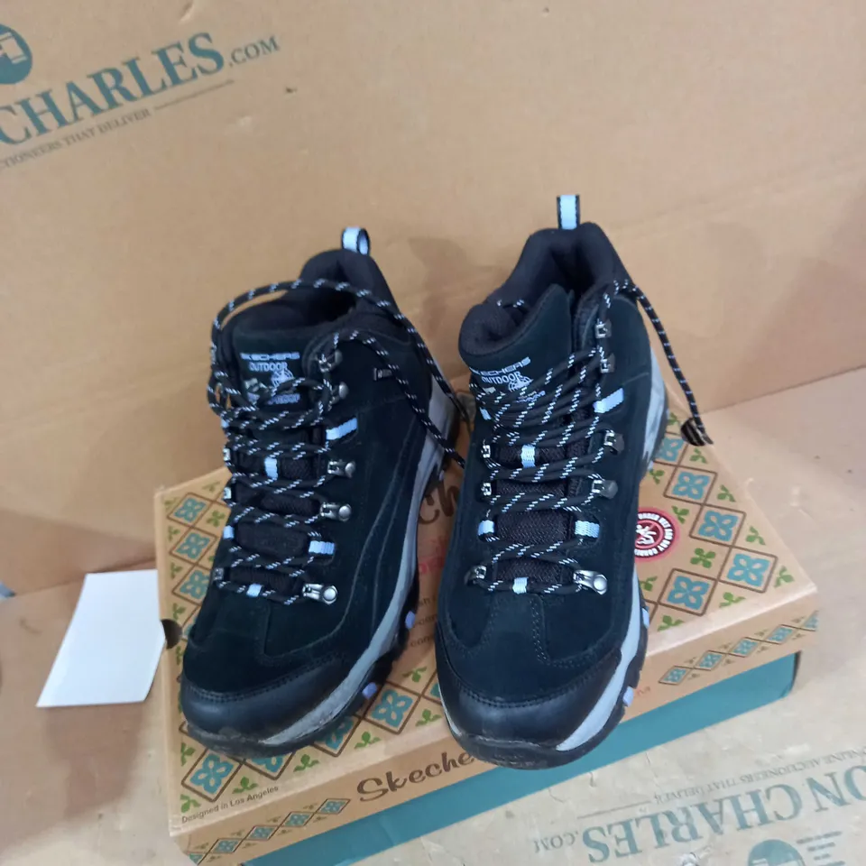 BOXED PAIR OF SKECHERS WATERPROOF BOOTS IN BLACK, UK SIZE 5