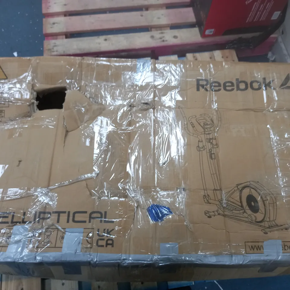 BOXED REEBOK ASTRORIDE A4.0 CROSS TRAINER     