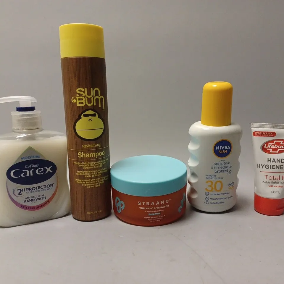 BOX OF APPROX 11 ASSORTED HEALTH AND BEAUTY ITEMS TO INCLUDE - SUN BUM SHAMPOO - CAREX HAND WASH - NIVEA SUN 30 ETC
