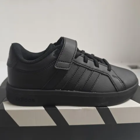 BOXED PAIR OF ADIDAS GRAND COURT 3.0 EL C BLACK TRAINERS – UK 13.5 - KIDS