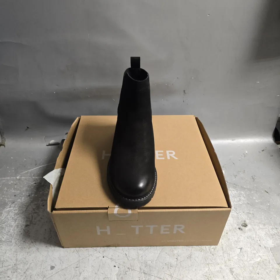 BOXED PAIR OF HOTTER BREE- BREEYS LEATHER BOOTS IN BLACK - UK5