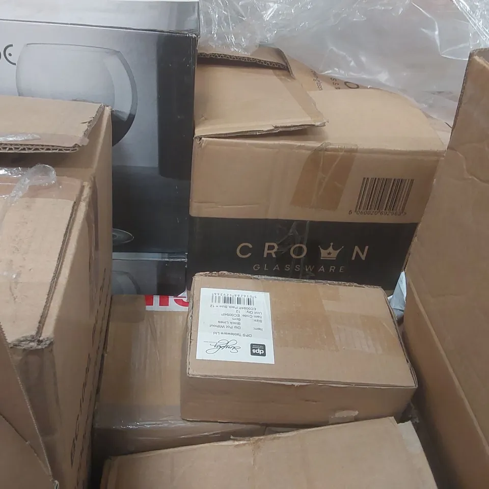 PALLET CONTAINING A VERY LARGE QUANTITY OF ASSORTED CATERING PRODUCTS INCLUDING: NUDE WINE GLASSES, UTOPIA GLASS JUGS, DISPOSABLE DISHES, TORK DINNER NAPKINS ECT