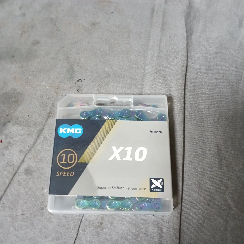 BOX OF APPROXIMATELY 10 ASSORTED AUTOMOTIVE ITEMS INCLUDING X10 BIKE CHAIN , WIRELESS CAR ADAPTER AND MAGNETIC WIRELESS CAR CHARGER