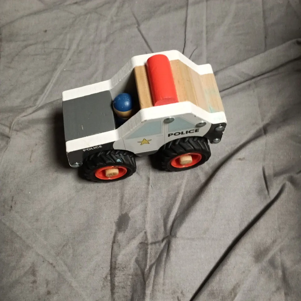 BOX OF APPROXIMATELY 20 ASSORTED TOYS AND FANCY DRESS ITEMS INCLUDING FARM PUZZLE , NICROHOME DECORATIONS AND TOY POLICE CAR 