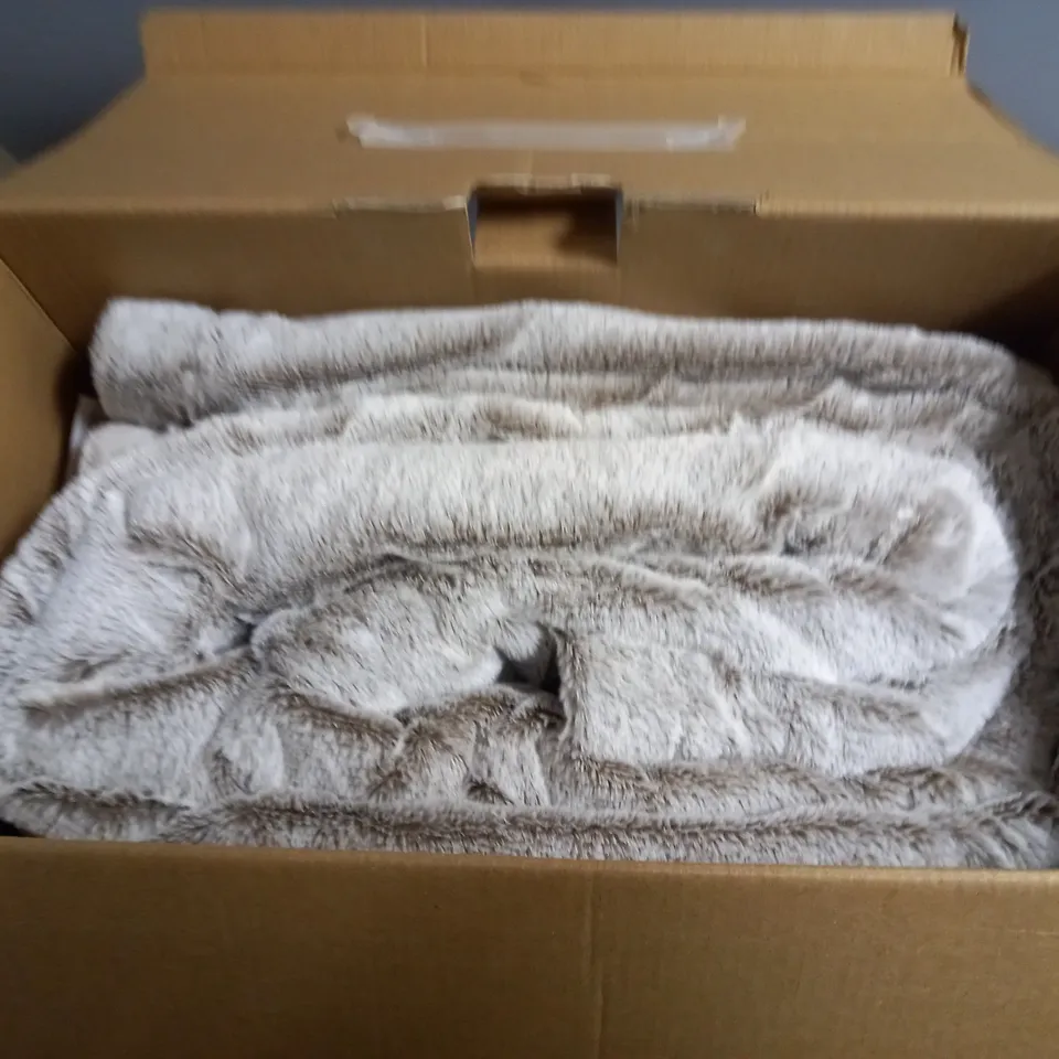 BOXED BEURER WELLBEING HD 150 XXL HEATED BLANKET IN TAUPE