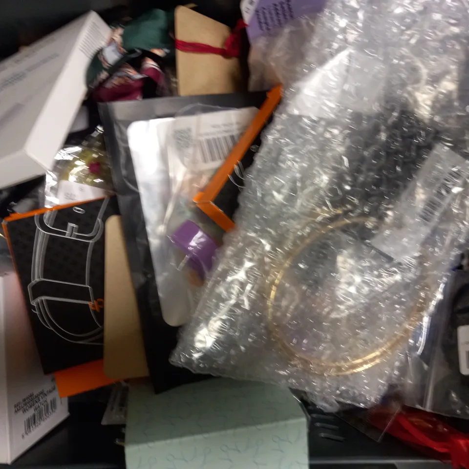 LOT OF APPROXIMATELY 20 JEWELLERY ITEMS, TO INCLUDE EARRINGS, NECKLACES, ETC
