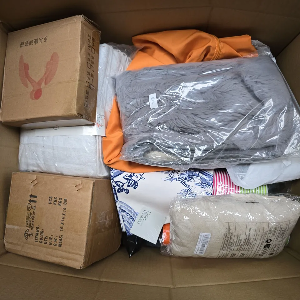 APPROXIMATELY 15 ASSORTED HOUSEHOLD PRODUCTS TO INCLUDE PLASTIC CUPS, TOWELS, SOFA COVERS, ETC - COLLECTION ONLY