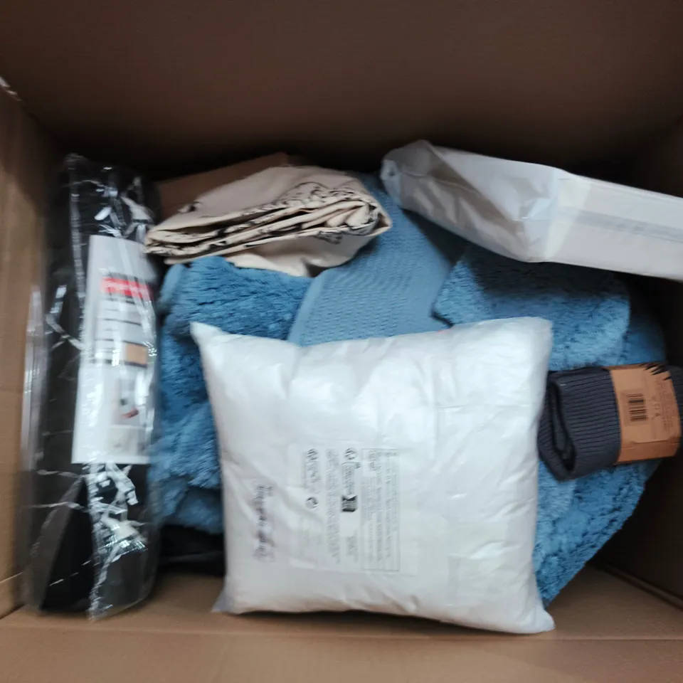 BOX OF APPROXIMATELY 15 ASSORTED HOUSEHOLD ITEMS TO INCLUDE BATHROOM RUGS, WALLPAPER AND HOT WATER BOTTLE