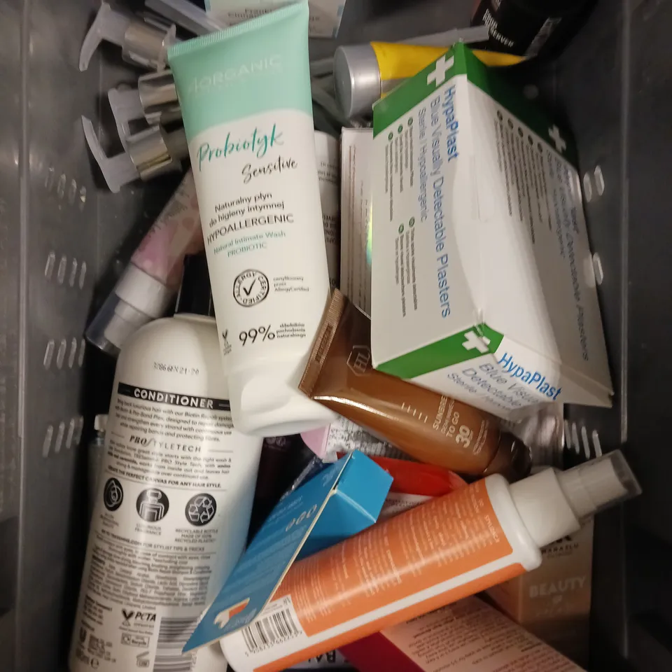 APPROXIMATELY 20 ASSORTED HEALTH & BEAUTY PRODUCTS TO INCLUDE BASIC LAB PROTECTIVE LIPSTICK, TRESEMME REPAIR CONDITIONER, NIZORAL SHAMPOO ETC 