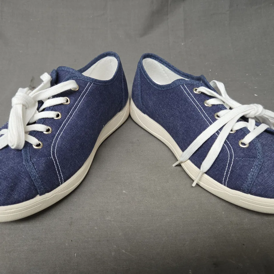 BOXED PAIR OF DB SHOES IN NAVY UK SIZE 5