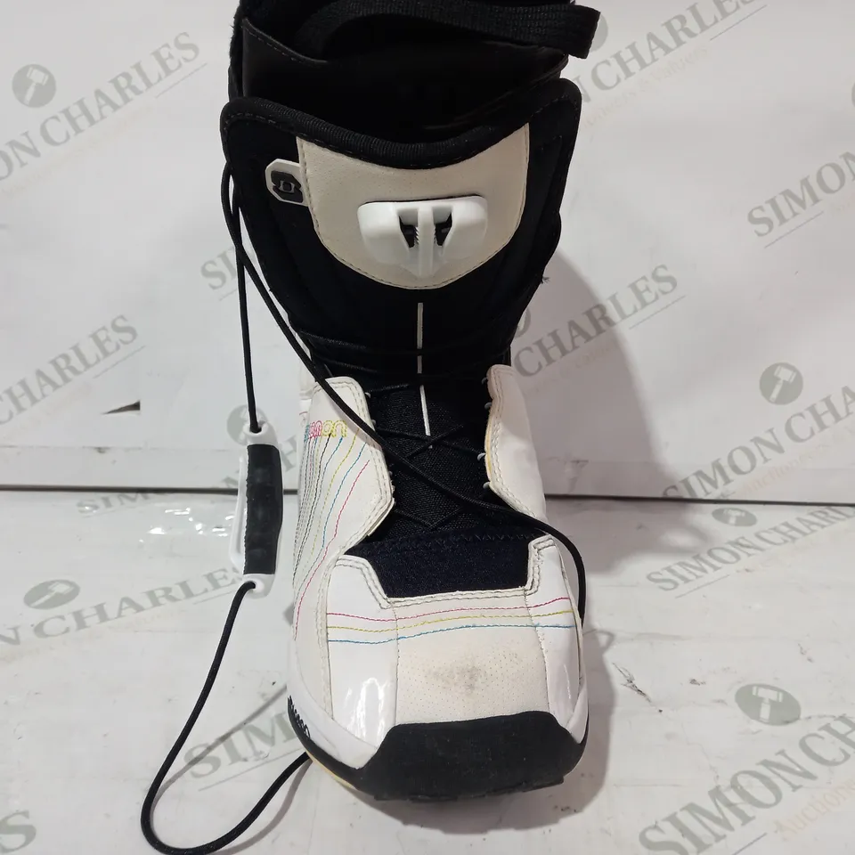 BOXED PAIR OF SALOMON FUSION BOOTS IN WHITE SIZE 7