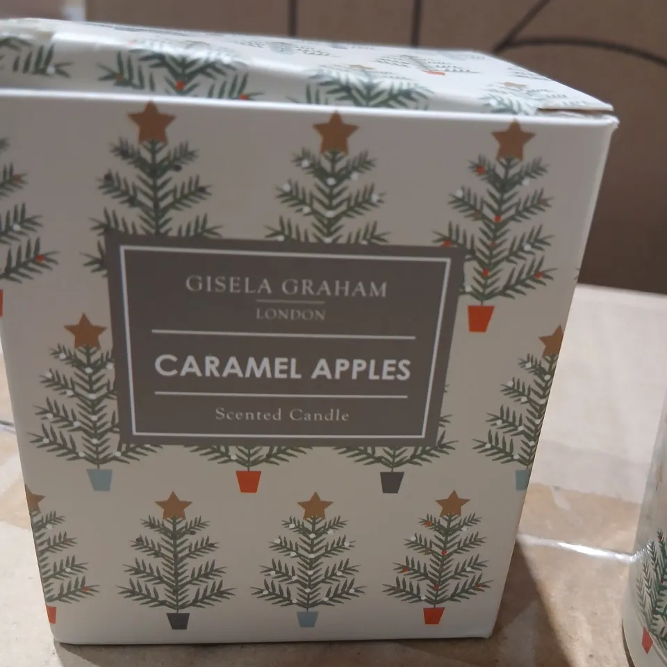 APPROXIMATELY 36 GISELA GRAHAM LONDON CARAMEL APPLES SCENTED CANDLE – GLASS JAR (BOXED)