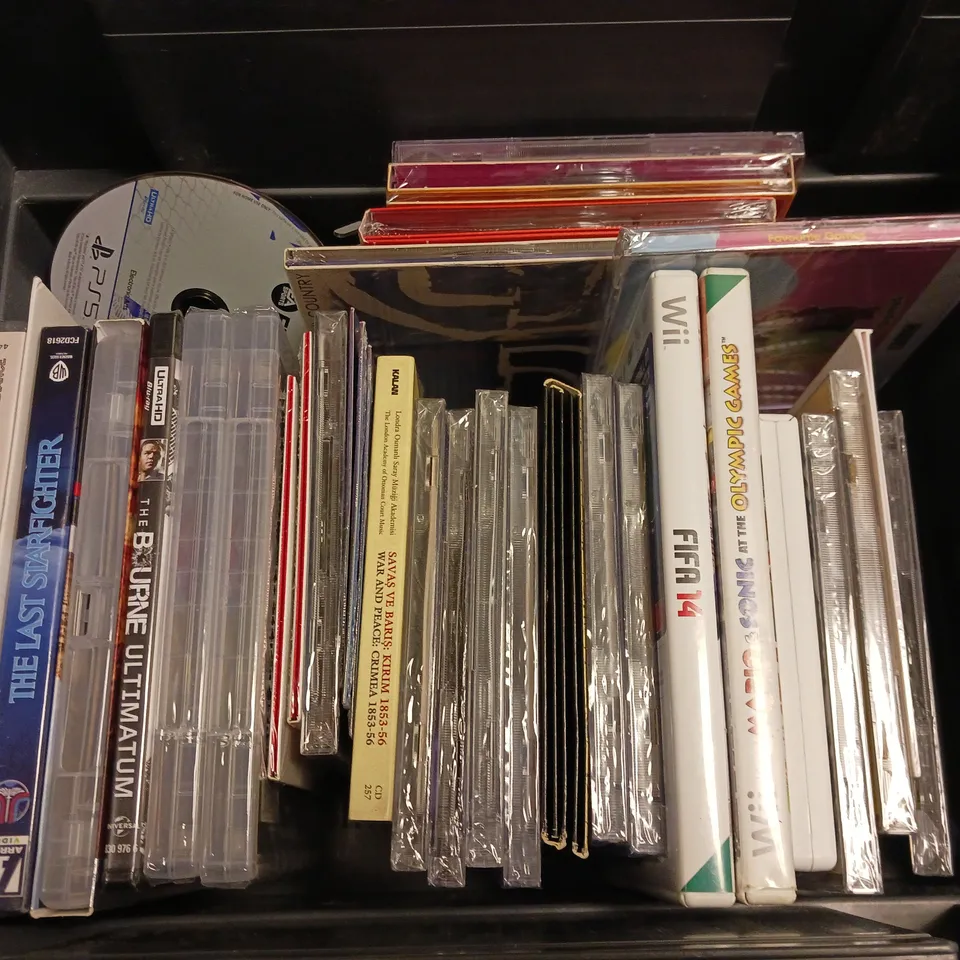 BOX OF APPROXIMATELY 20 ASSORTED ITEMS TO INCLUDE - BLUE RAY DISC THE LORD OF THE RINGS THE RETURN OF THE KING , PS4 PLAGUE TALE A INNOCENCE ,PS3 LONDON OLYMPICS ETC
