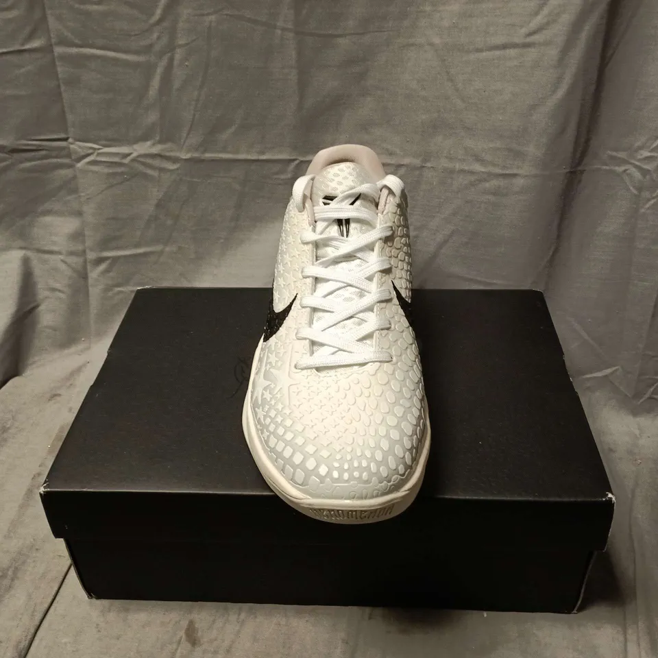 BOXED PAIR OF NIKE KOBE VIII PROTRO TRAINERS IN WHITE/GREY - UK 11