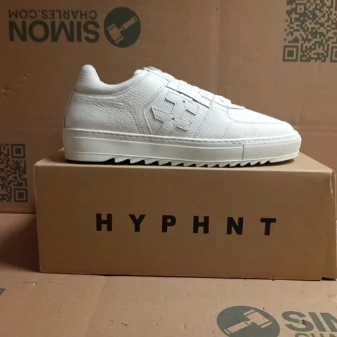 BOXED PAIR OF HYPHNT CITYWALKER TRAINERS IN WHITE SIZE 9