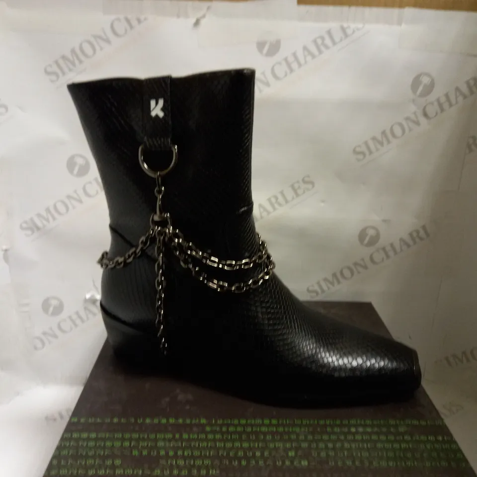 KOI VEGAN SIGNAL WESTERN GRUNGE BOOTS - BLACK SIZE 7