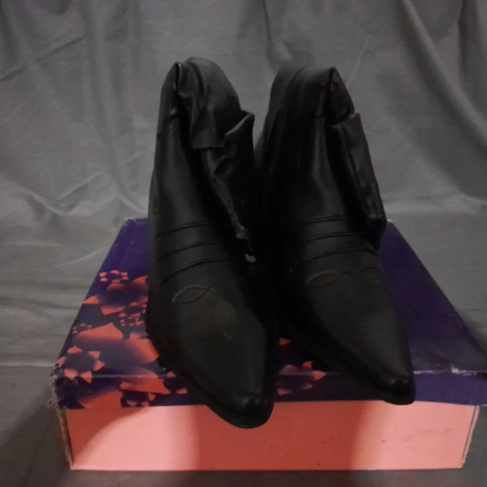 APPROXIMATELY 10 BOXED PAIR OF BOOTS TO INCLUDE SIZE 39EU