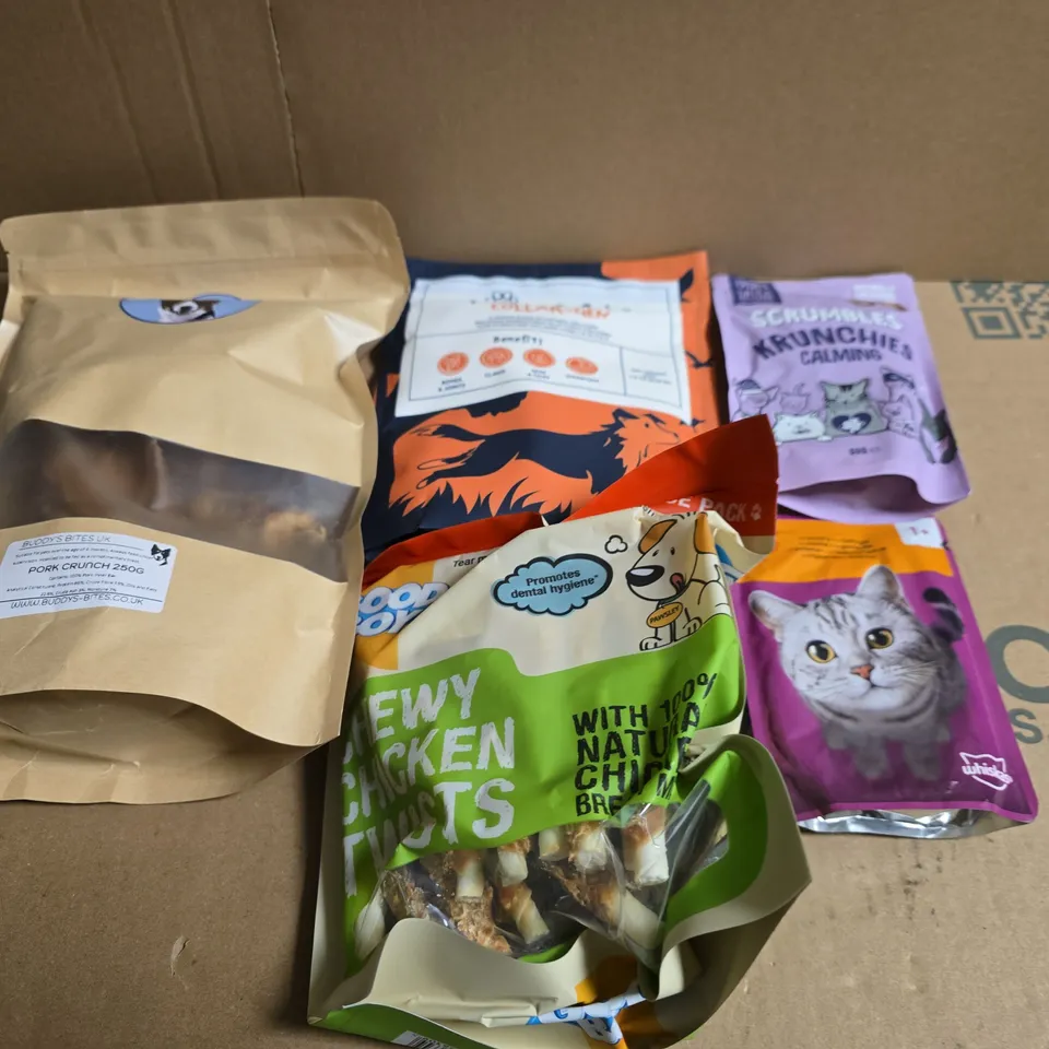 APPROX 15 ASSORTED PET FOODS & TREATS TO INCLUDE WHISKAS, PAWABLE COLLAR-GEN AND PORK CRUNCHES