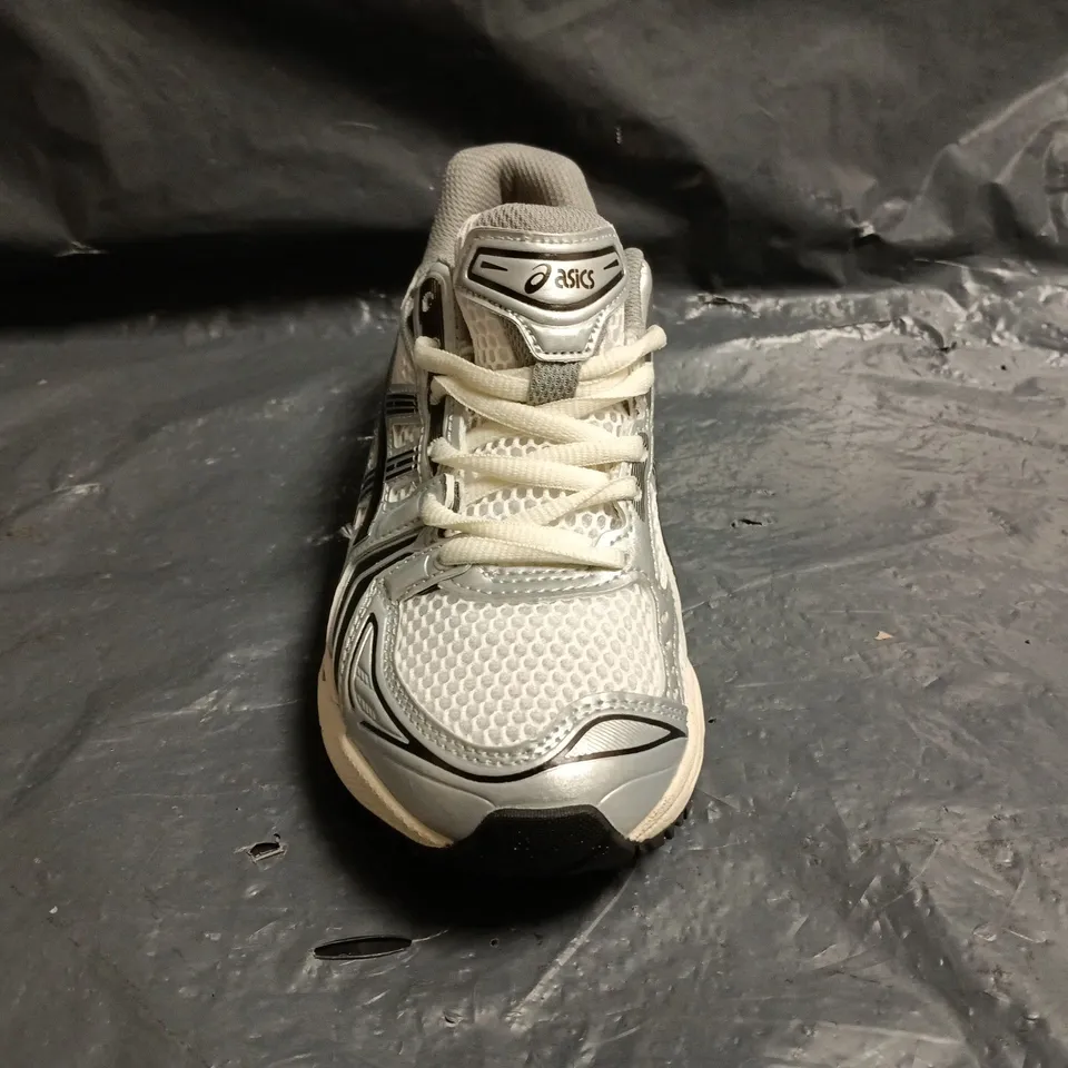 PAIR OF ASICS TRAINERS IN WHITE/SILVER/BLACK SIZE UK 4.5