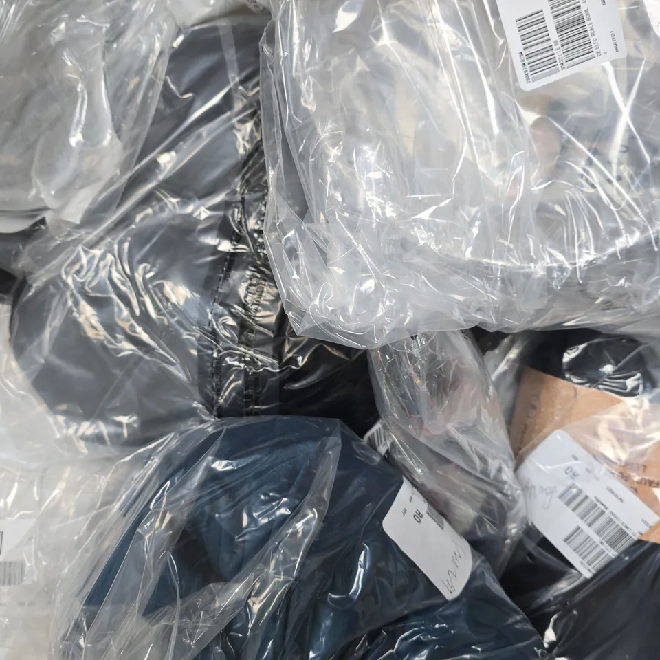 BOX OF APPROXIMATELY 10 ASSORTED HOUSEHOLD AND CLOTHING ITEMS IN VARIOUS COLOURS, STYLES, AND SIZES - COLLECTION ONLY