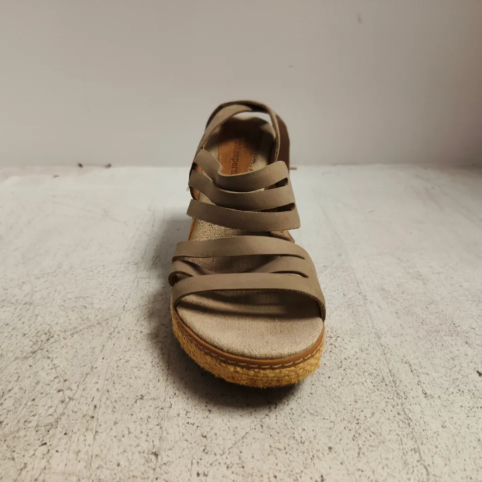 BOXED PAIR OF TIMBERLAND OPEN TOE BLOCK HEEL STRAPPY SANDALS IN BEIGE SIZE UK 6