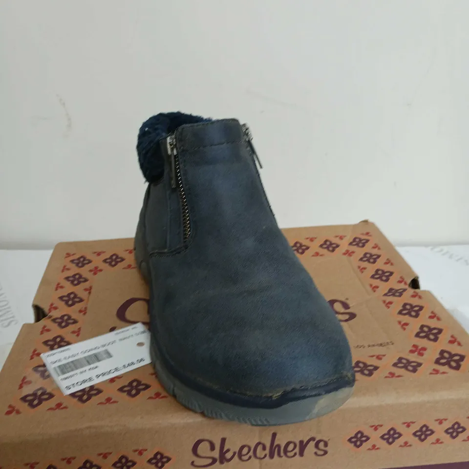 SKETCHERS EASY GOING BOOT IN TAN SIZE 5.5