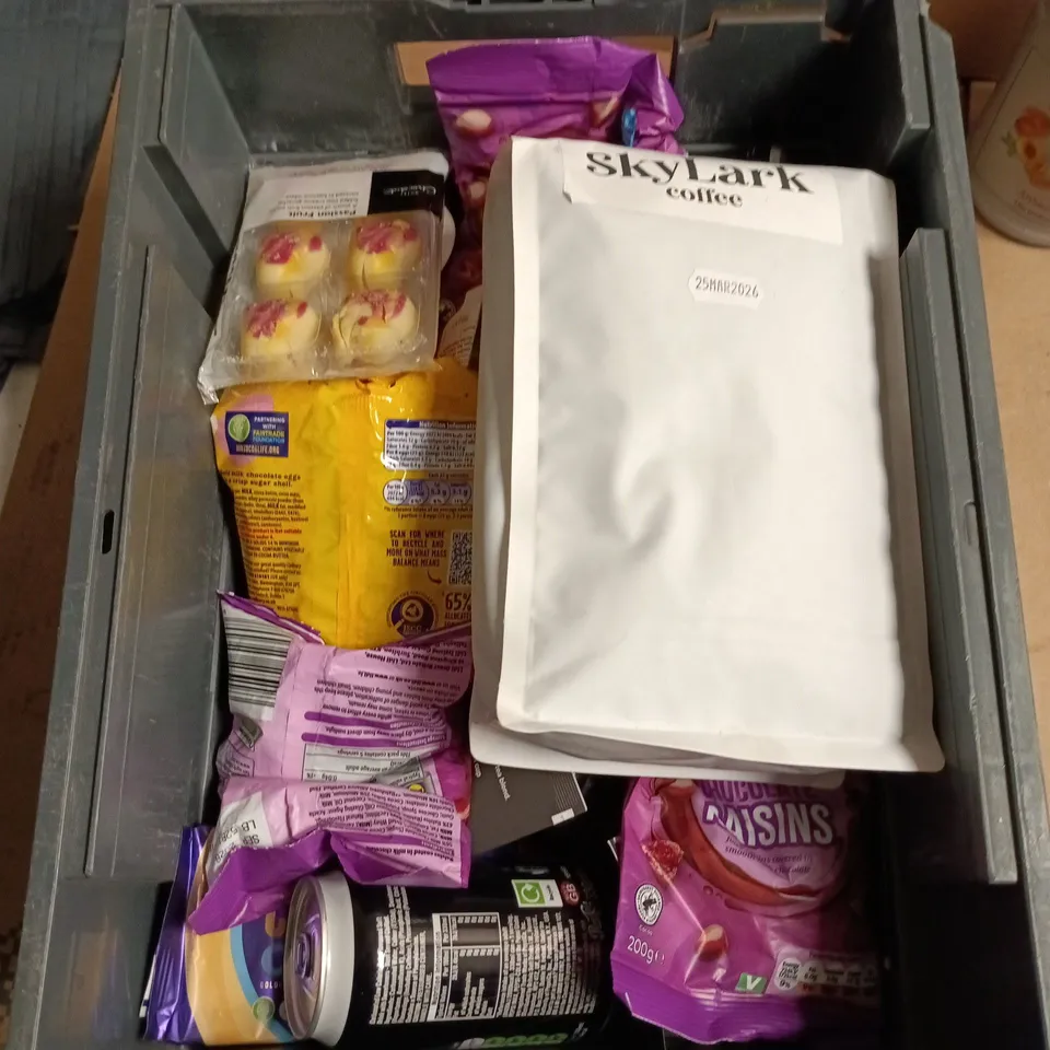 APPROXIMATELY 12 ASSORTED FOOD AND DRINKS ITEMS TO INCLUDE - MONIN PEACH SYRUP, VANILLA HUEL MEAL SHAKE, PEPSI MAX ETC 