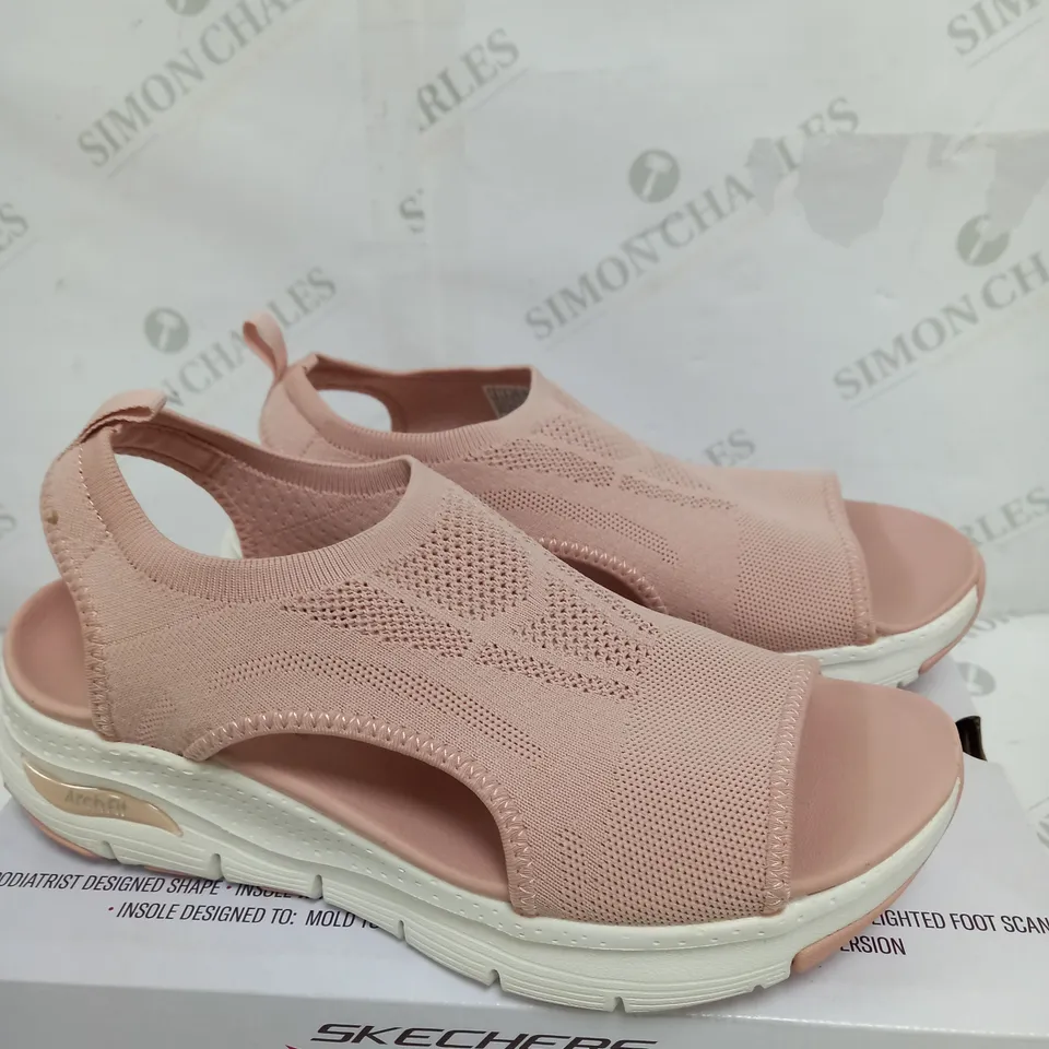 BOXED SKETCHERS ARCH FIT OPEN TOE SANDALS - SIZE 6