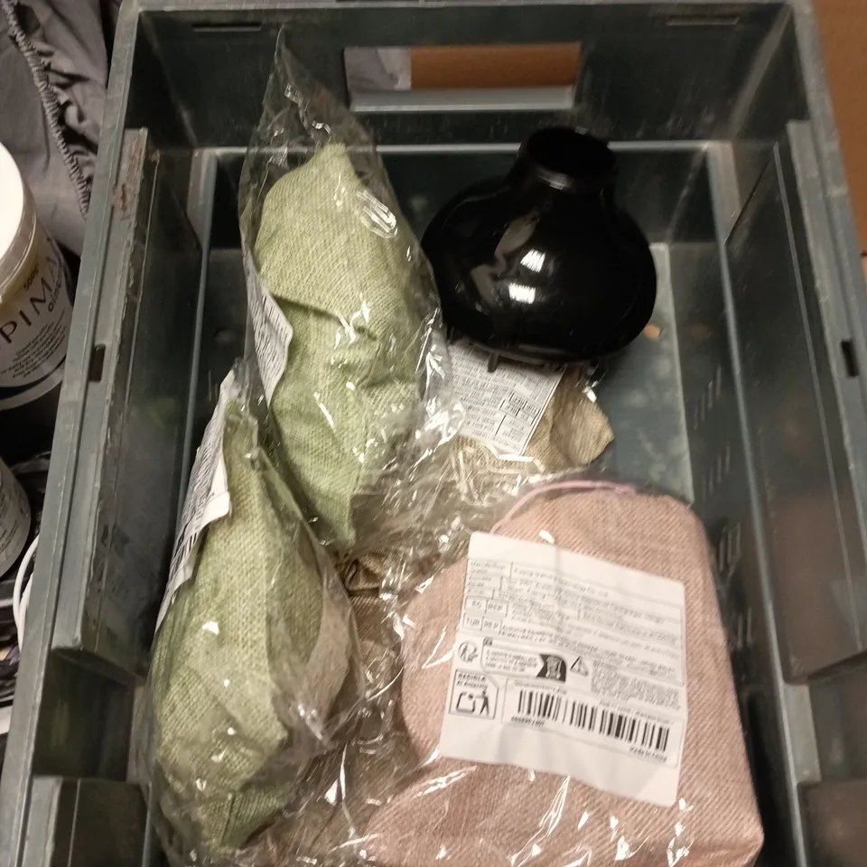 APPROXIMATELY 10 HEALTH AND BEAUTY PRODUCTS TO INCLUDE COSMETIC PADS, RED GLITTER HAIR BOW AND BABY BATH SPONGES