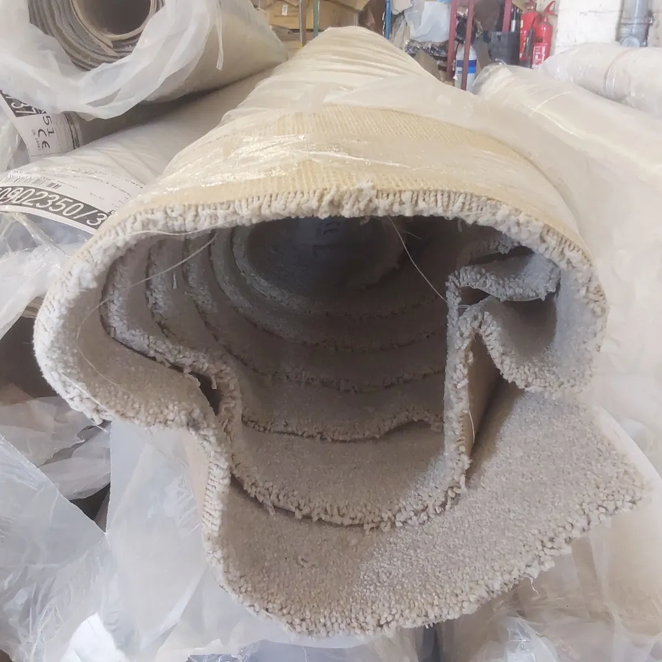 ROLL OF QUALITY PURE & SIMPLE PLAIN GRAZE CARPET - APPROXIMATELY 4.35 x 4m