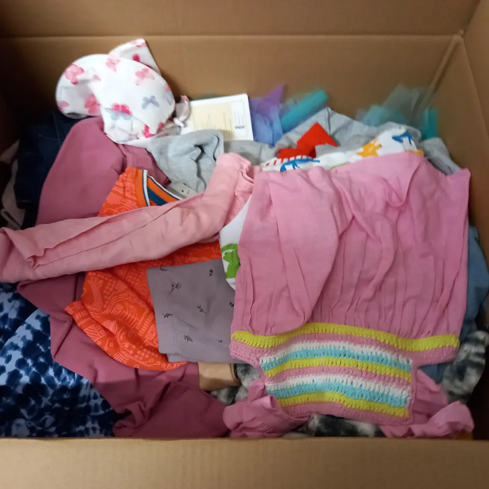 LARGE QUANTITY OF ASSORTED KIDS CLOTHING ITEMS TO INCLUDE MINI BODEN, M&S AND JOULES