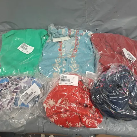 APPROXIMATELY 15 ASSORTED CLOTHING ITEMS IN VARIOUS SIZES, COLOURS & STYLES TO INCLUDE PRINTED BLOUSES, BUTTON SHIRT, DRESSS, ETC