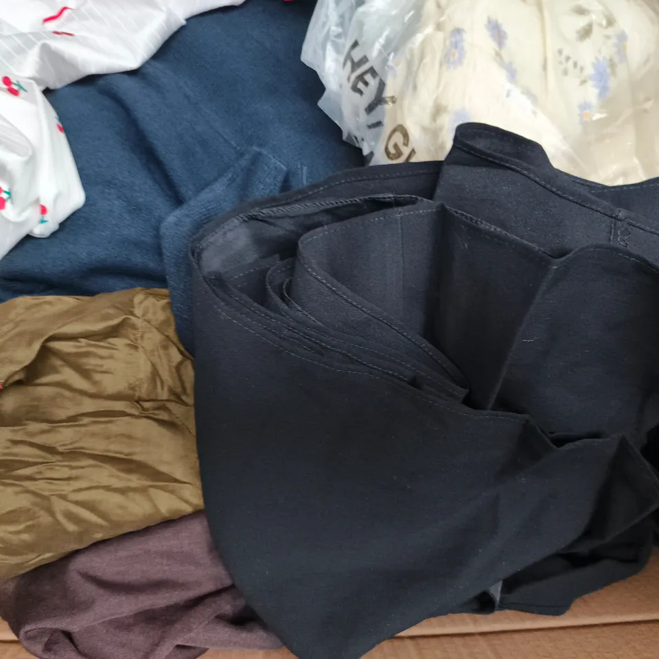 APPROXIMATELY 20 ASSORTED CLOTHING AND FASHION PRODUCTS IN VARIOUS STYLES AND SIZES - COLLECTION ONLY