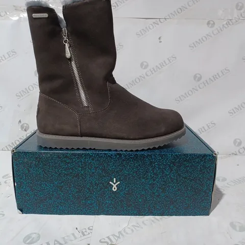 BOXED PAIR OF EMU AUSTRALIA GRAVELLY BOOTS IN CHARCOAL SIZE 7