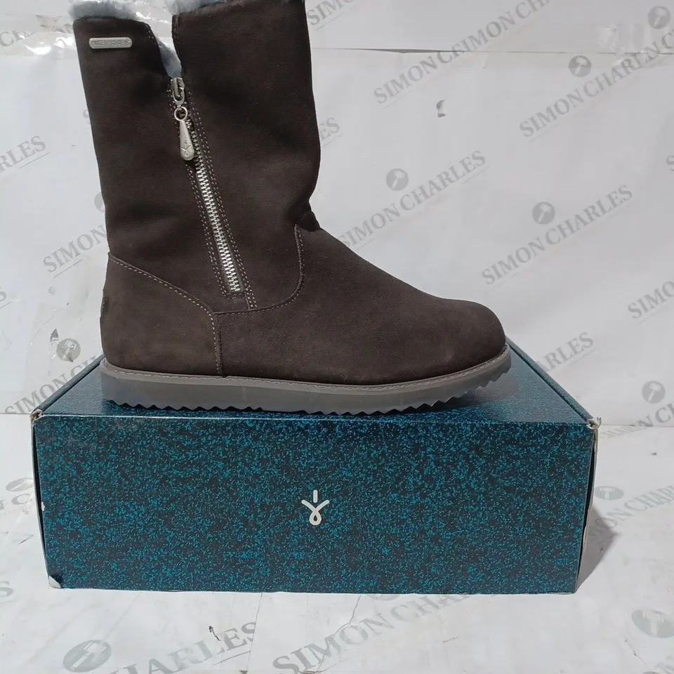 BOXED PAIR OF EMU AUSTRALIA GRAVELLY BOOTS IN CHARCOAL SIZE 7