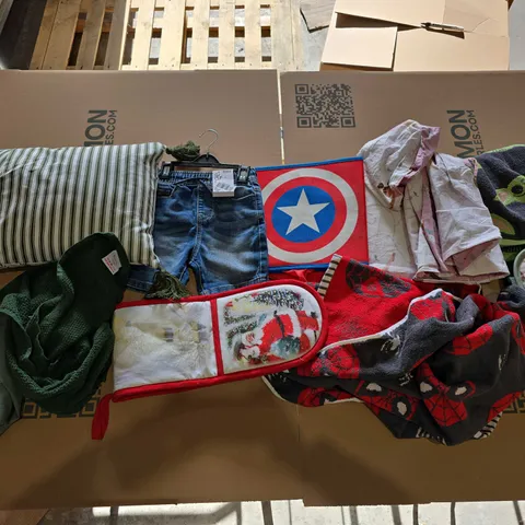 BOX OF APPROXIMATELY 10 ASSORTED BEDDING AND SOFT FURNISHING ITEMS TO INCLUDE - OVEN MITES - TOWELS - THROW PILLOWS ETC.