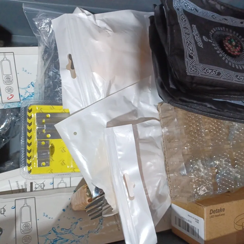 APPROXIMATELY 15 ASSORTED HOUSEHOLD ITEMS TO INCLUDE 3D SHADOW LIGHT, NON-CONTACT THERMOMETER, NANO TAPE, ETC