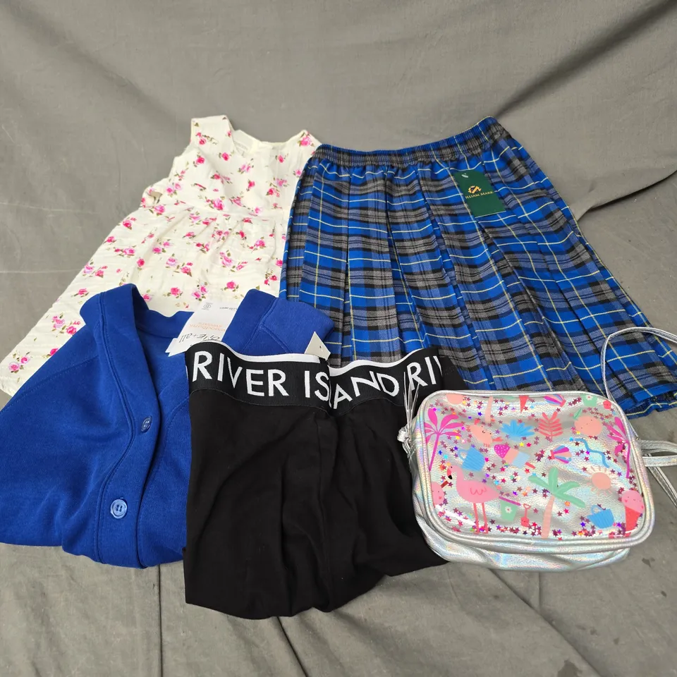 BOX OF APPROXIMATELY 30 ASSORTED KIDS CLOTHING ITEMS TO INCUDE - DRESS, BAG, SKIRT, ETC