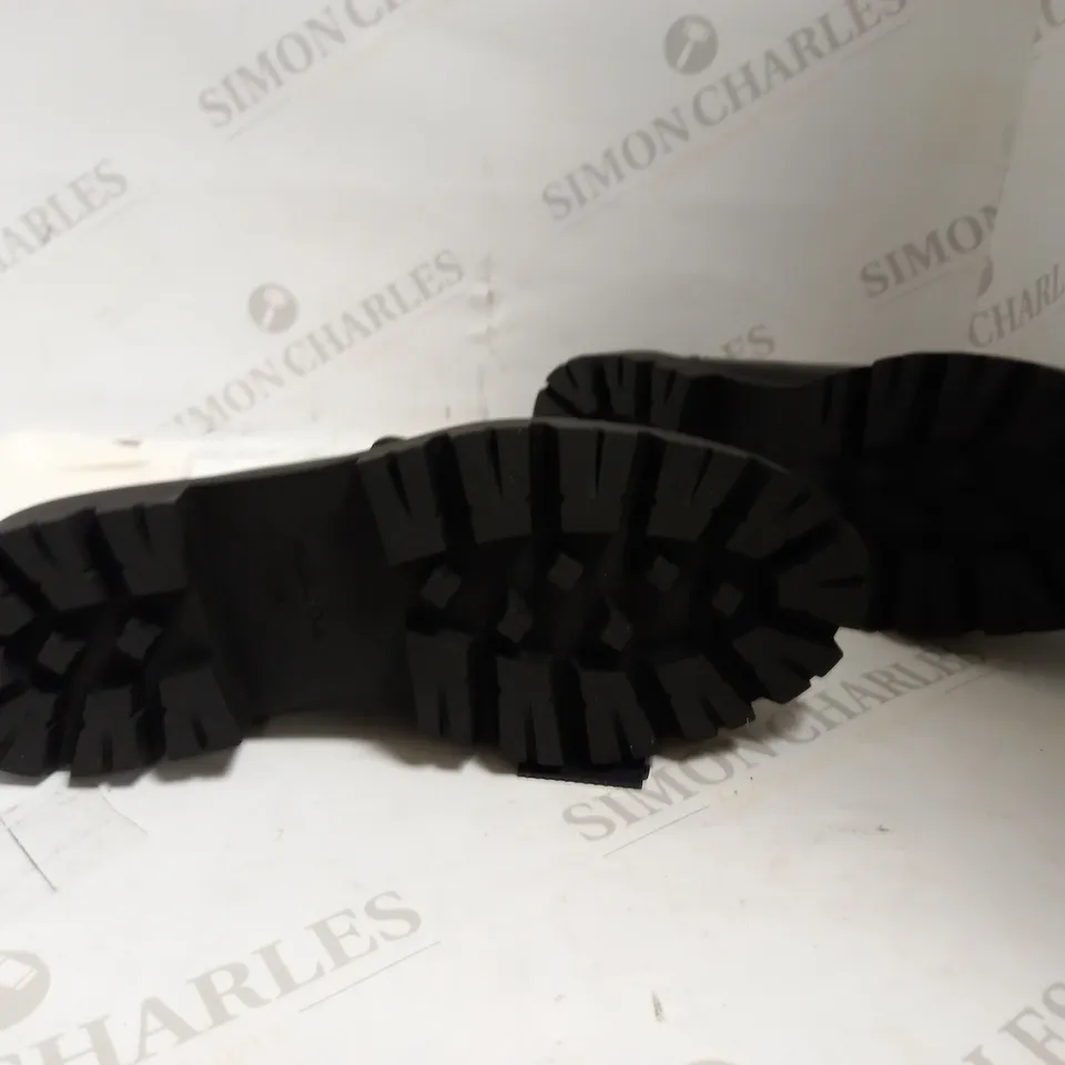 MASSIMO DUTTI BLACK SIZE UK 5 MOSCASIN CON METALICA PISO SUPER TRACK 