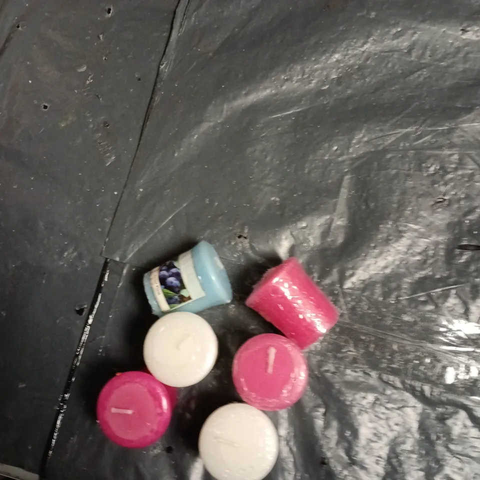 BOX OF APPROXIMATELY 10 ASSORTED ITEMS TO INCLUDE: ELECTRIC HOT WATER BOTTLE AND MINI YANKEE CANDLES