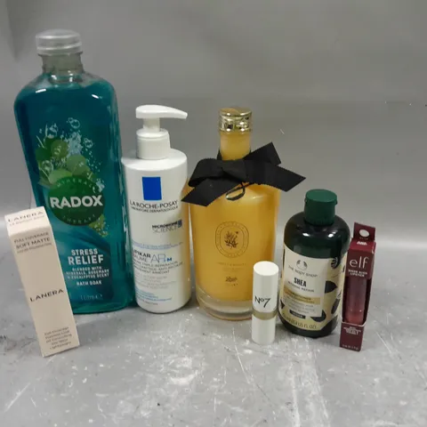 APPROXIMATELY 20 ASSORTED COSMETICS PRODUCTS TO INCLUDE - RADOX BATH SOAK - NO7 LIPSTICK AND LANERA FOUNDATION