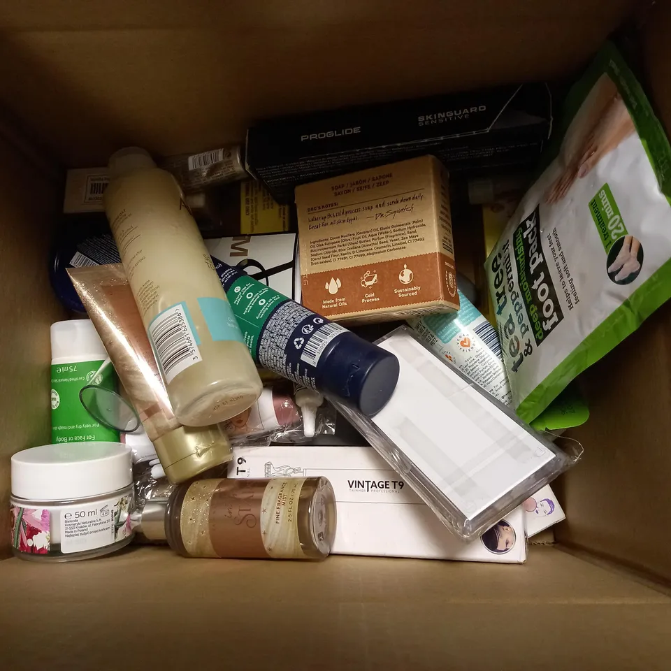 BOX OF APPROXIMATELY 20 ASSORTED COSMETICS TO INCLUDE AVEENO TONING LOTION, IN THE START BODY CREAM, NATURAL TOOTHPASTE ETC