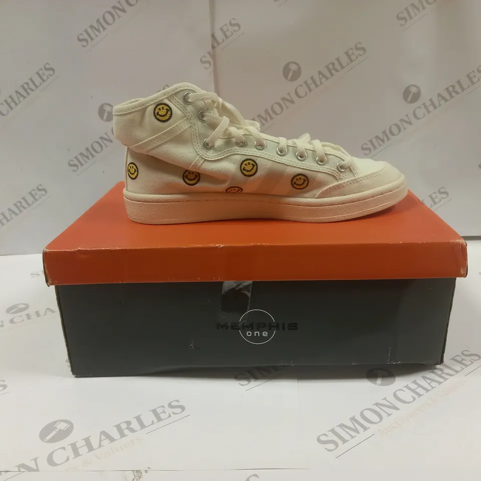 BOXED PAIR OF MEMPHIS ONE SHOES UK SIZE 7.5