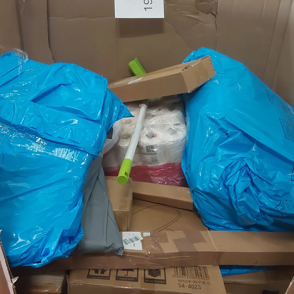 PALLET OF ASSORTED ITEMS INCLUDING: ELECTRIC BLANKET, STRIP LIGHT FIXTURE, SLIMLINE HEATER, KIDOOLA ADJUSTABLE POTTY, BLANKET ECT